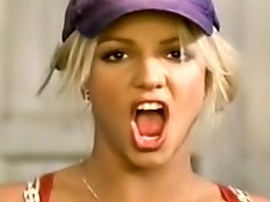 Cantante attrice Britney Spears indossa abito seducente sul suo film