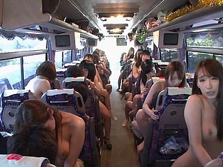 zorras japoneses en un autobús que monta las pollas de extraños al azar