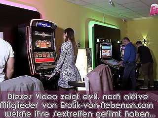 Duitse tiener op openbare knipperen bukkake gangbang in casino
