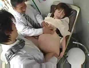 Grávidas japoneses menina brinquedos-se em um hospital