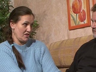 Pasangan Thirsting Tua melakukan seks oral kotor di sofa