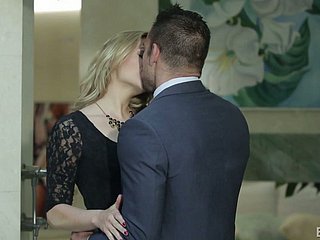 Romantik Babe Mia Malkova sıcak ve tutkulu seks sırasında inliyor