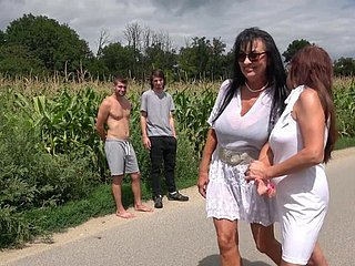 Scalding Matures Emily Devine và Lilian Insidious Succeed in fucked Outdoors