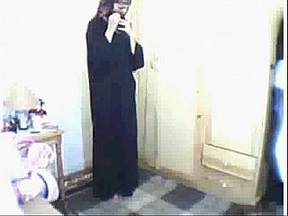 Arabska dziewczyna modląca się, a następnie masturbuje się