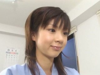 Petite adolescent asiatique Aki Hoshino visite le docteur herd le contrôle