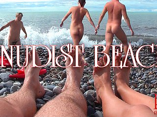 Plage nudiste - jeune coupler nu à la plage, coupler d'adolescents nu