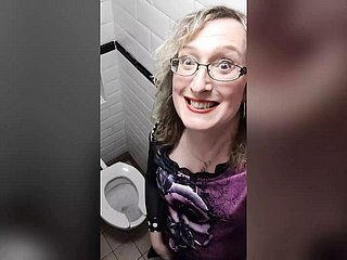 Sarışın Berth Op Tgirl Lisa Lounge Tuvaletlerinde Kırmızı Deri Pantolon Giyen İş Tuvaletinde Oynar
