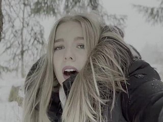 18 -jarige tiener wordt geneukt adjacent to het bos adjacent to de sneeuw