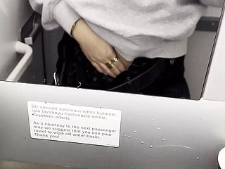Nóng tôi thủ dâm trong nhà vệ sinh của máy bay - Jasmine Sweetarabic
