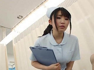 A enfermeira japonesa toss a calcinha e monta um paciente de sorte