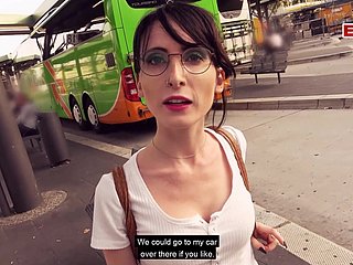 Deutsche Skinny Partisan Teen Pickup an der öffentlichen Bushaltestelle für riskante Sex