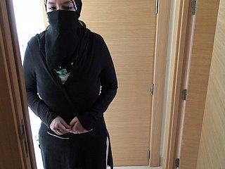 O pervertido britânico fode sua empregada egípcia madura no hijab