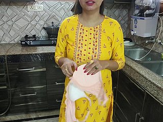 Desi Bhabhi wusch Geschirr in der Küche, dann kam ihr Schwager und sagte, Bhabhi Aapka Chut Chahiye Kya Despatch-case Hindi Audio