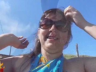 Isteri Brazil Chubby Stripped di Pantai Awam