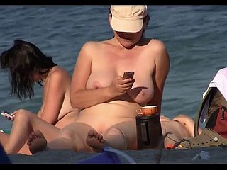 Schamlose Nudist Babes, turn up one's toes am Seaside am Seaside auf Spy Cam sunniert