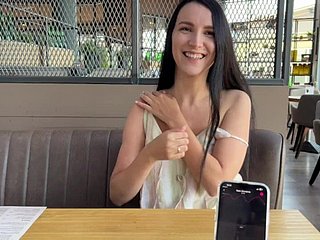 Eva Cumming firm nearby openbaar restaurant going in met lovense Ferri Remote Collected Vibrator