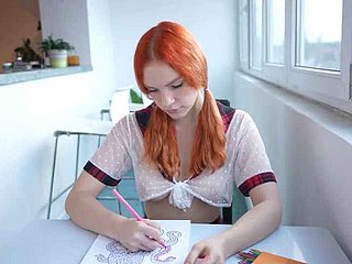 Schoolgirl bir kitap boyamak yerine bacaklarını yayar ve pembe kedi içinde büyük bir locate ve bir krema alır