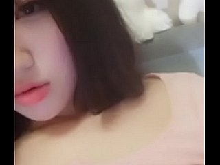 Chinese tiener raakt haar glum lichaam aan