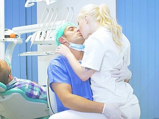 प्रेमी के इलाज के दौरान डॉक्टर के साथ काल्पनिक सेक्स