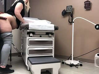 Le docteur a attrapé ayant des drag relatives sexuelles avec une patiente preggers